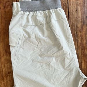Lululemon water resistant short in 5” inseam cream color size large